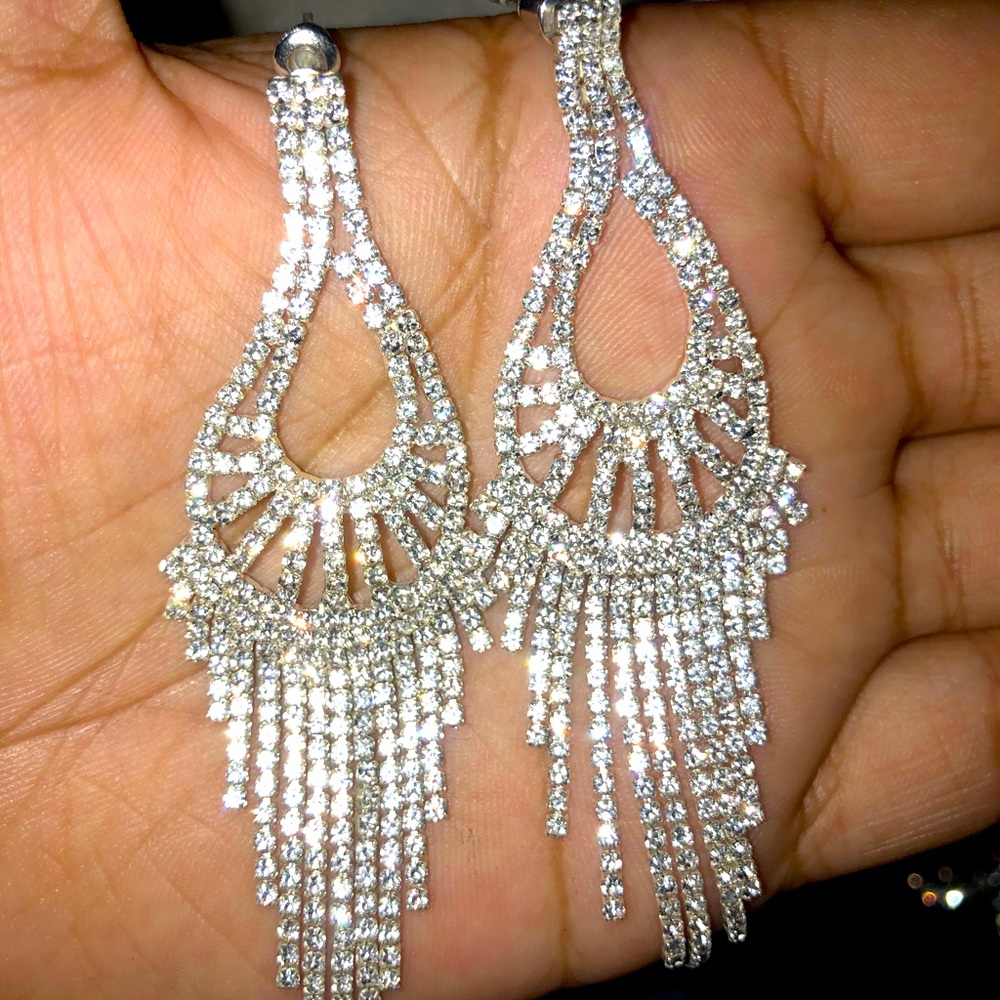 Beautiful silver rhinestone earrings 🤍✨ with a cute dressy look.
